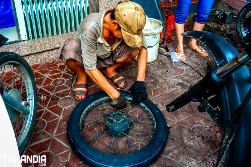 Reparando pneumático moto en Vietnam