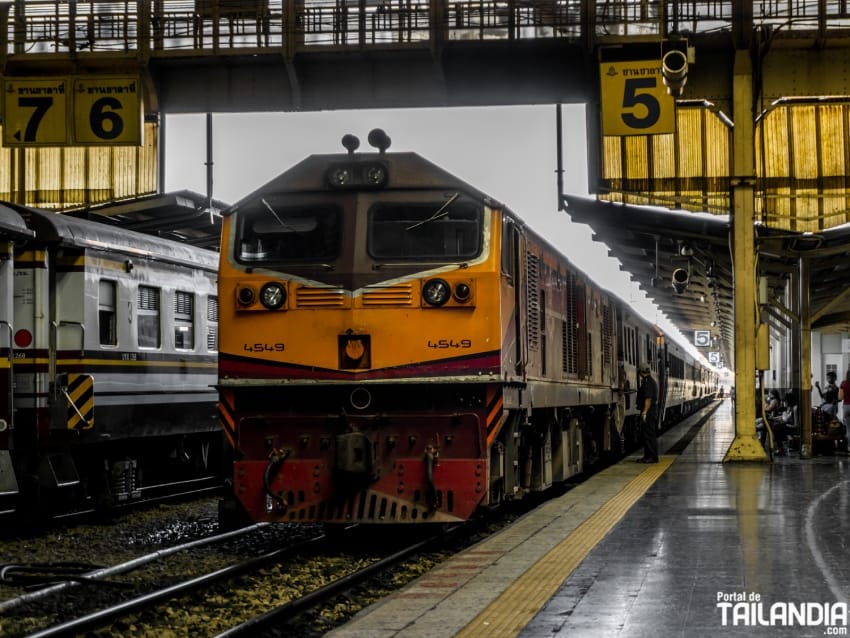 Tren en la estación de Hua Lamphong de Bangkok
