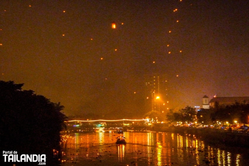 Cielo iluminado en Chiang Mai Loi Krathong