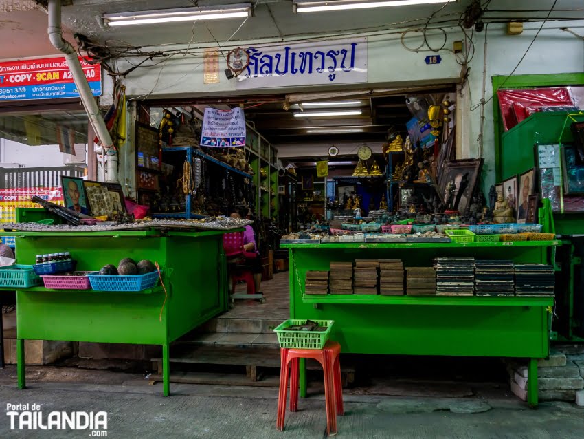 Explorando el mercado de amuletos budistas en Bangkok