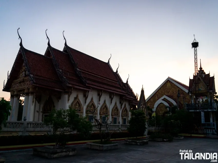 Atardece en Wat Klang Prakhon Chai en Buriram