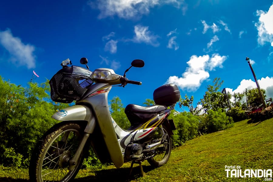 Recorriendo en moto Samoeng Loop