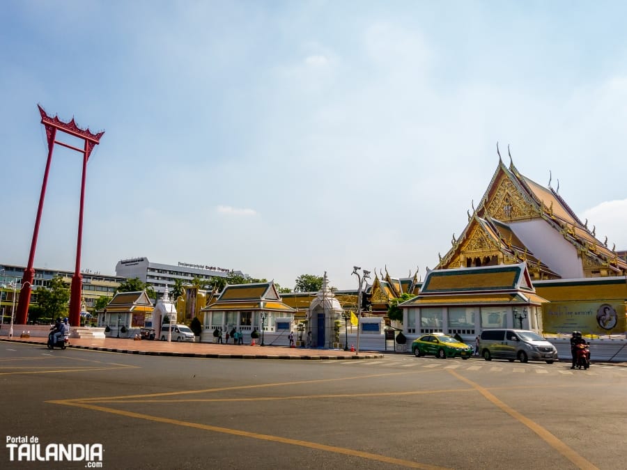 Templo Wat Suthat delante del Giant Swing