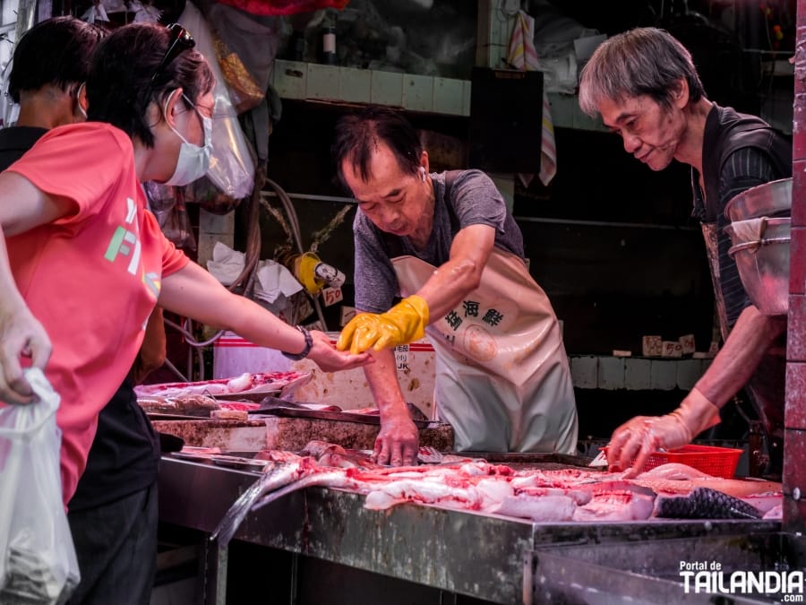 Vendiendo pescado en Reclamation street market