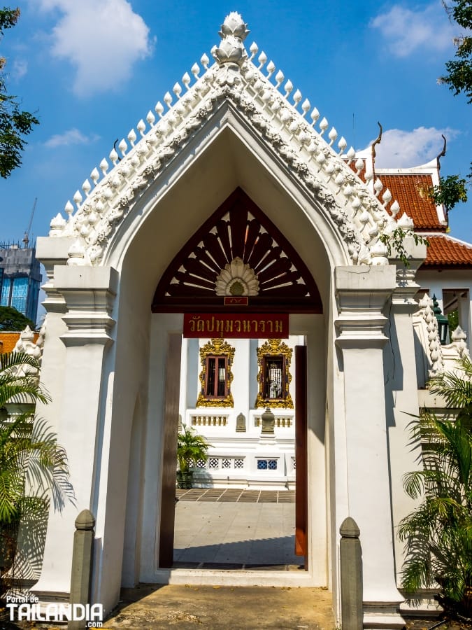 Puerta de acceso al Wat Pathum Wanaram en Bangkok
