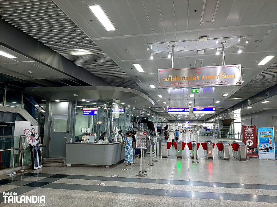 Acceso a las vías de nueva estación de tren de Bangkok