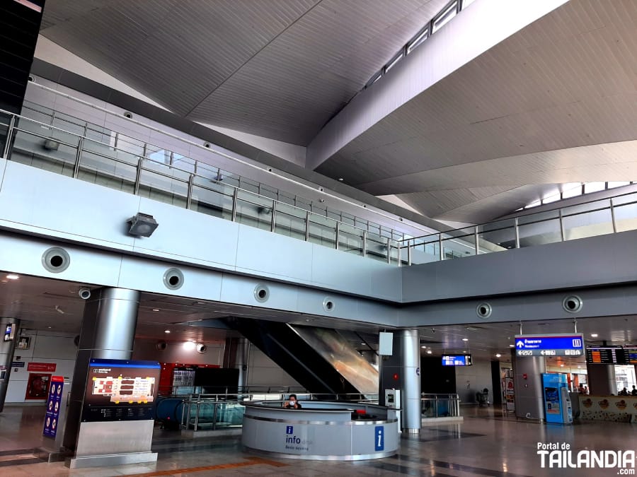 Interior de nueva estación de tren de Bangkok
