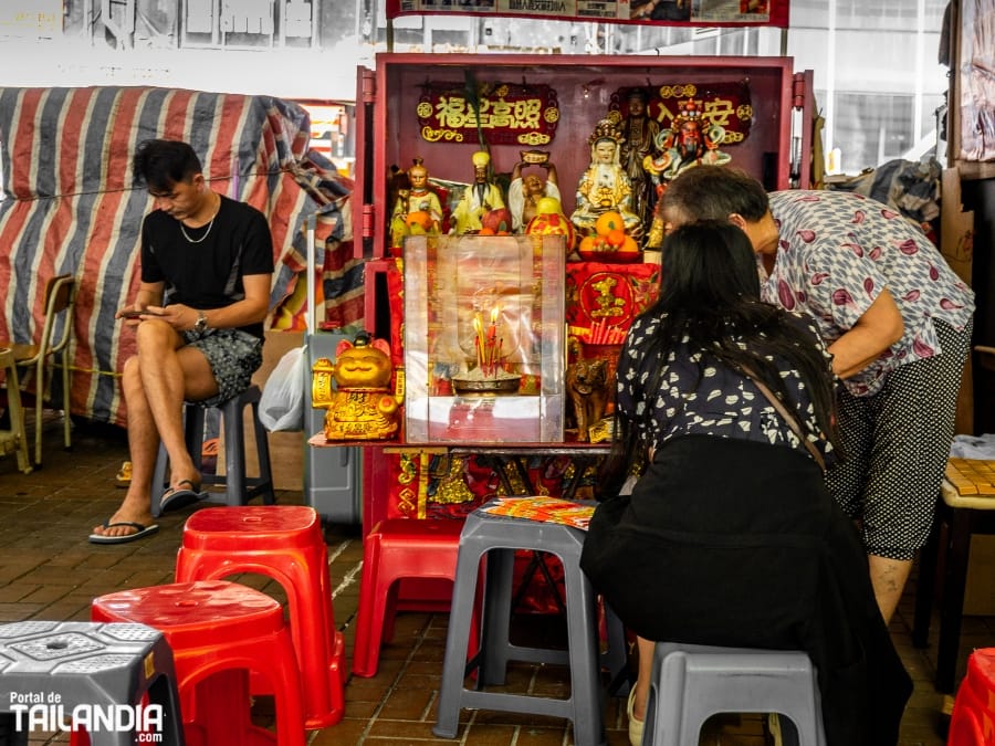 Rincón místico bajo el asfalto de Hong Kong