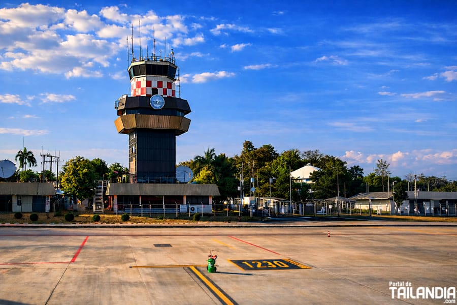 Torre de control del aeropuerto de Buriram