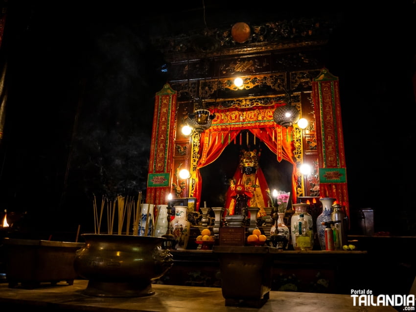 Altar en el templo Man Mo de Hong Kong