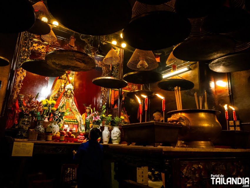 Rezando en el templo de Hong Kong