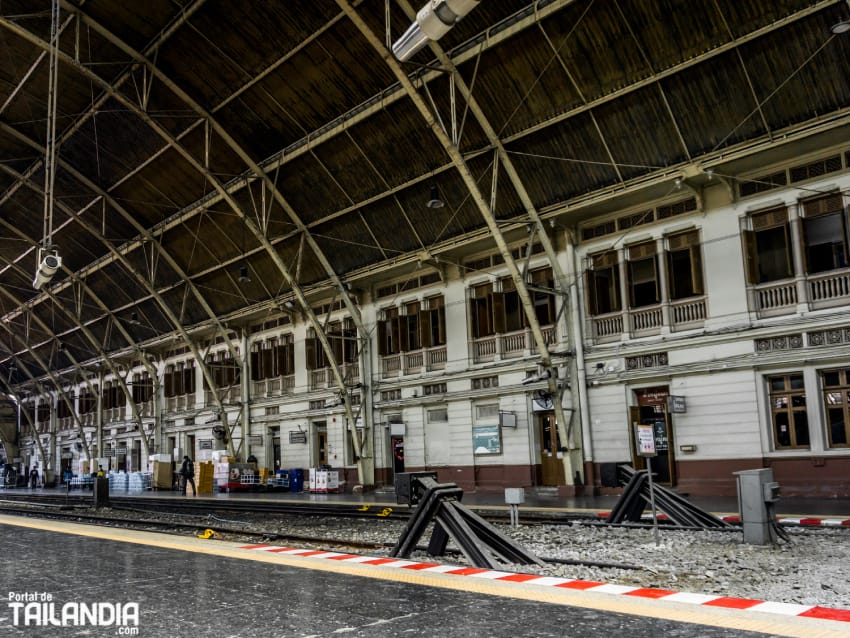 Aceso a las vías de tren en Hua Lamphong