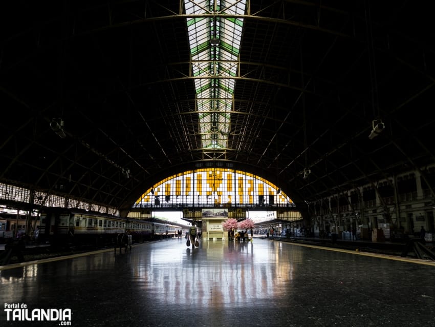 Andenes en la estación de Hua Lamphong en Bangkok