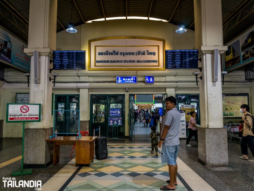 Billetes de tren en la estación de Bangkok