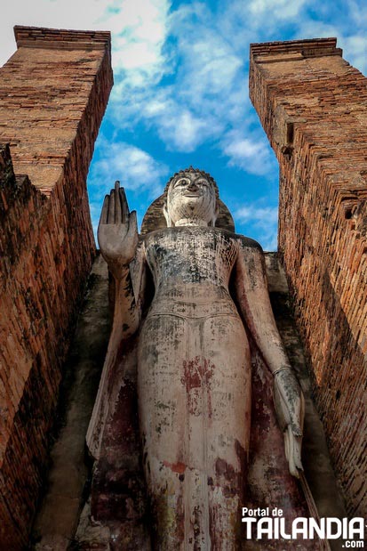 Buda en pie de Sukhothai