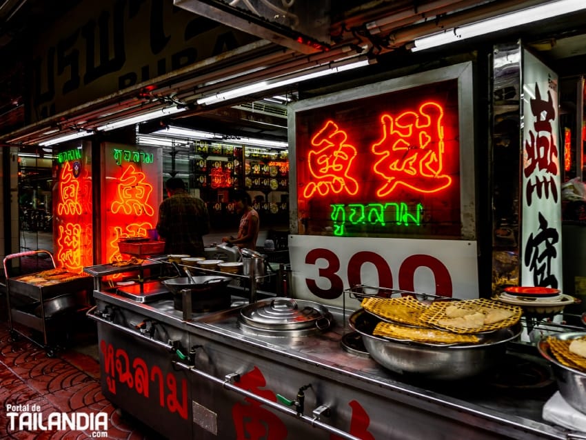 Cenando en el barrio chino de Bangkok