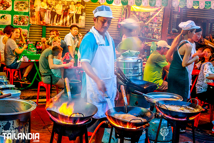 Cocinando en el barrio chino de Bangkok