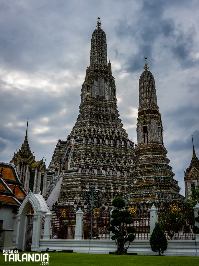 Contemplando el Wat Arun de Bangkok