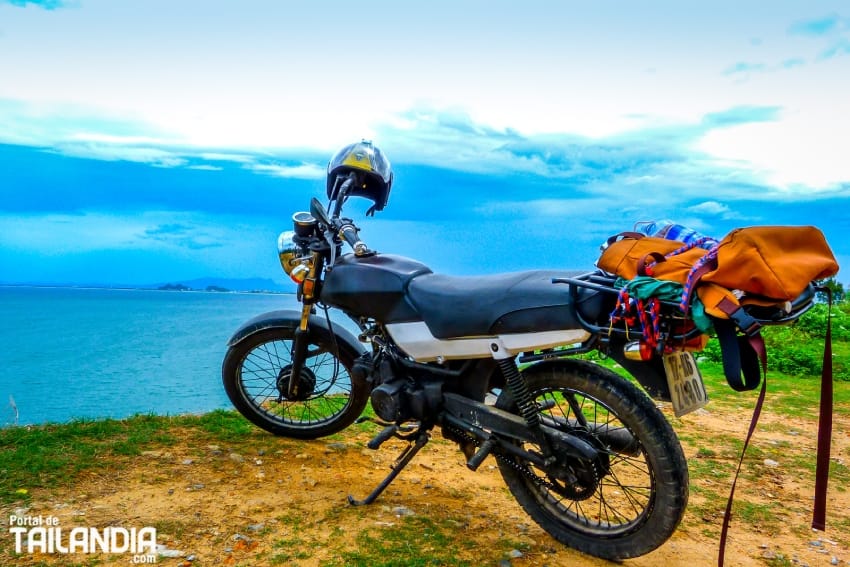 Contemplando el mar en Vietnam