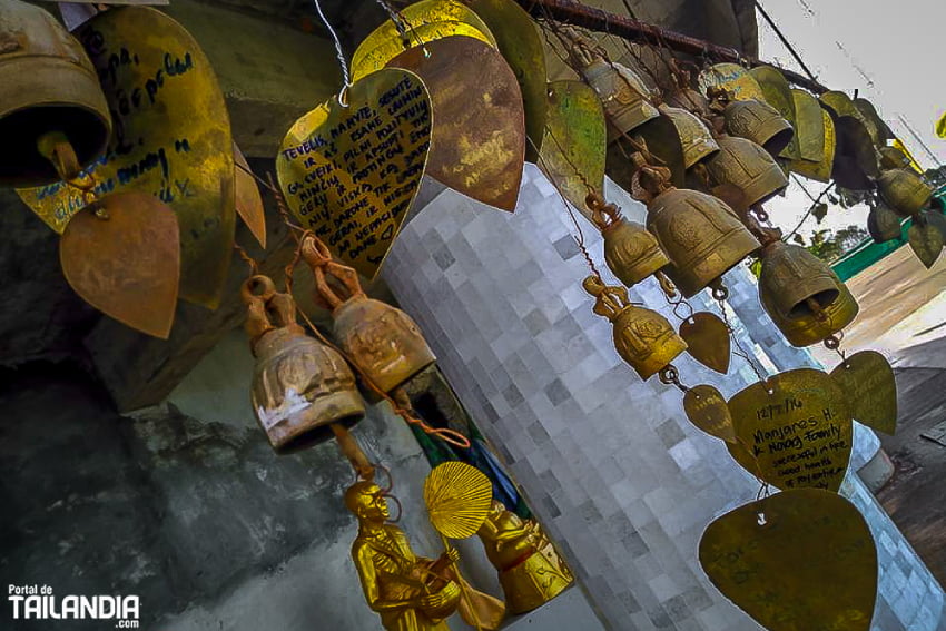 Deseos colgados en el gran buda de Phuket