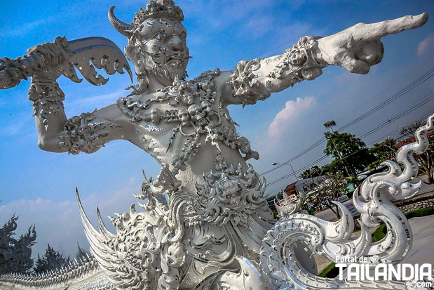 Entrar al templo blanco de Chiang Rai