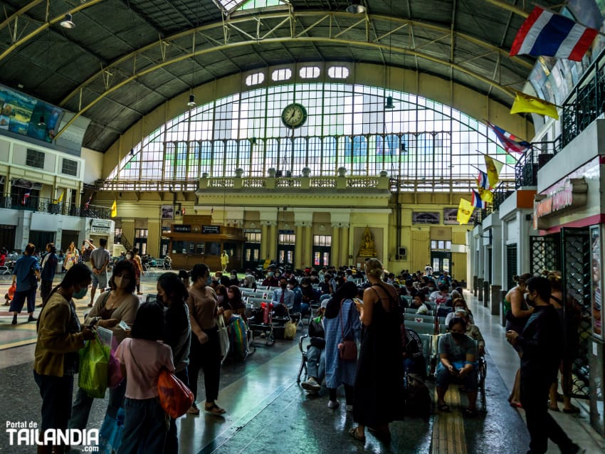 Esperando en la estación de Hua Lamphong en Bangkok