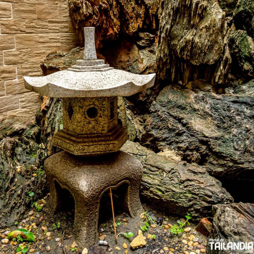 Farolilo de piedra del templo en Bangkok