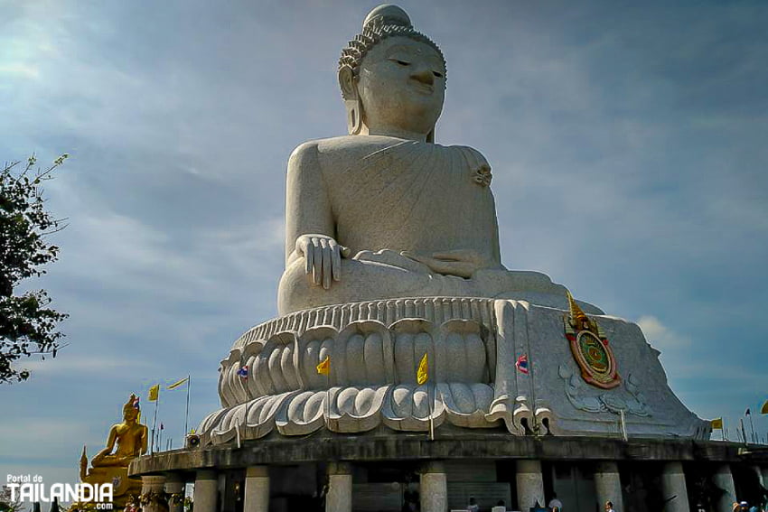 Gran buda en la isla de Phuket