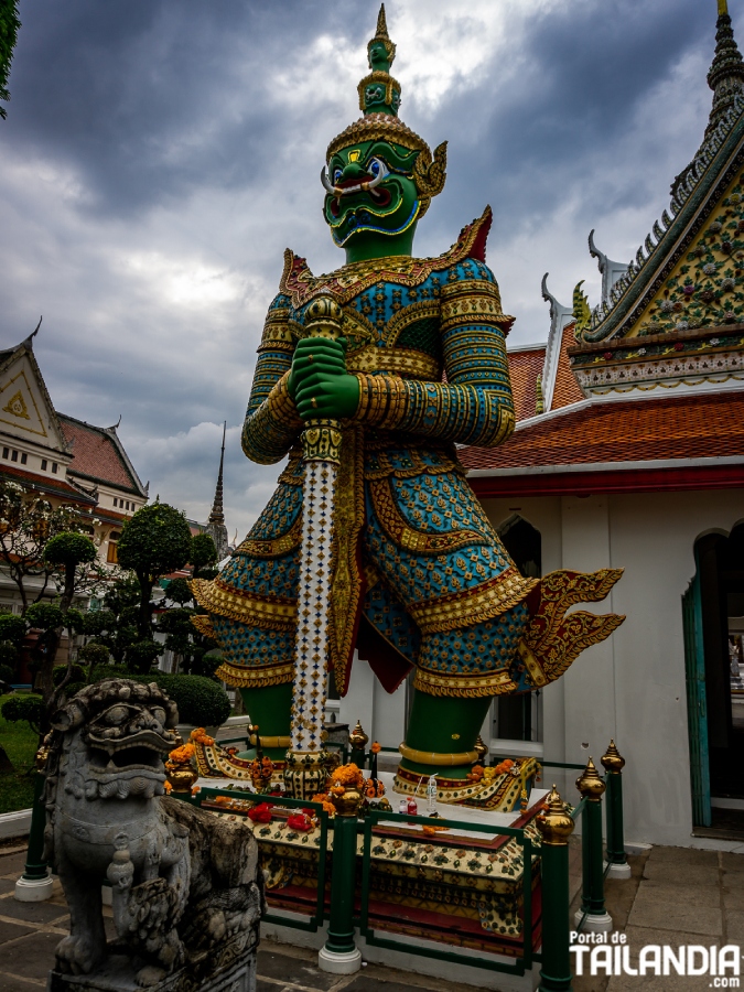 Guardián en el Wat Arun de Bangkok