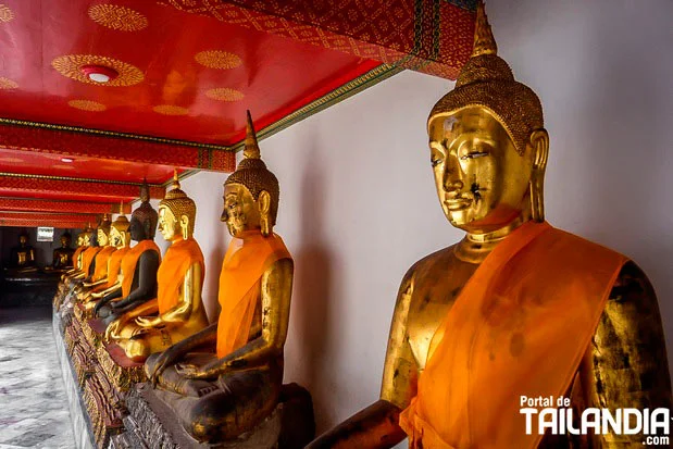 Budas dentro del templo