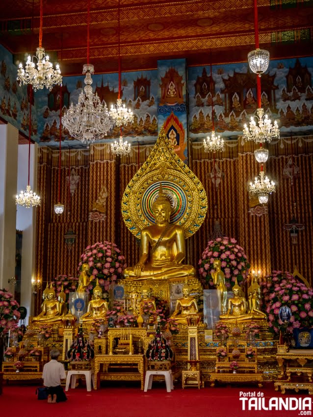 Interior del Wat Chana Songkhram en Khao San Road