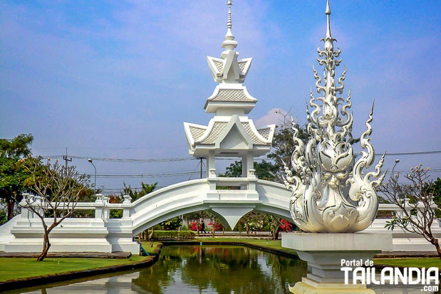 Jardines templo blanco de Chiang Rai