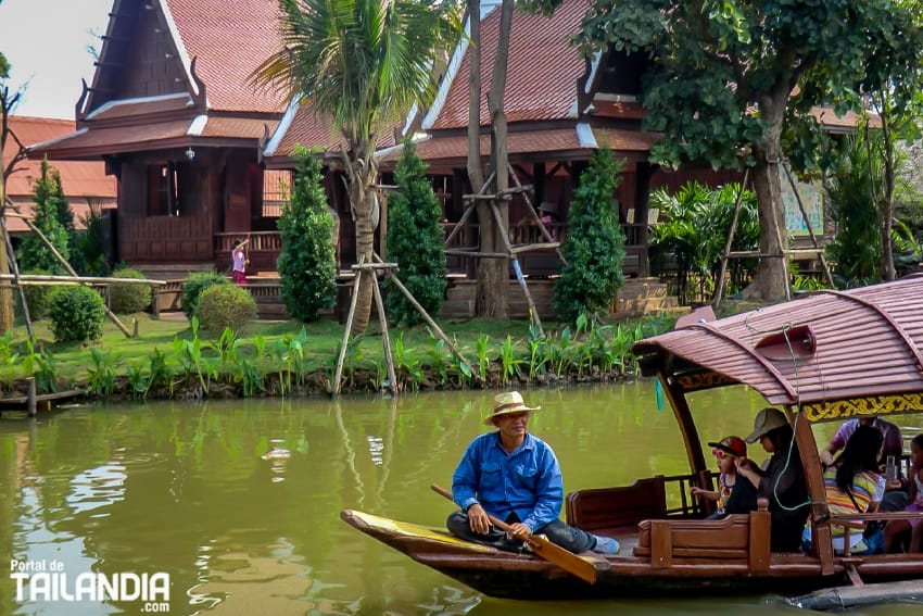 Navegando el Mercado flotante de Ayutthaya