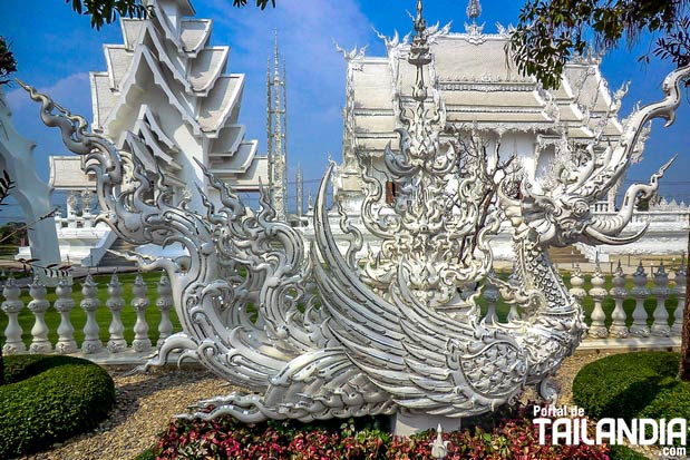 Paseando por templo blanco de Chiang Rai