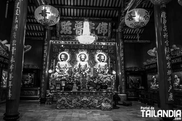 Rezando Templo Wat Mangkon de Bangkok