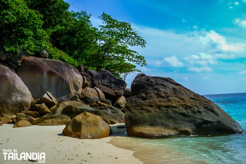 Rocas de la playa en las islas Similan