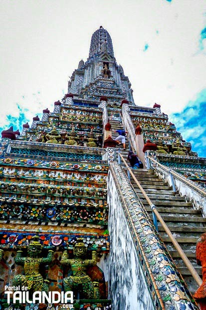 Subiendo por el Wat Arun de Bangkok