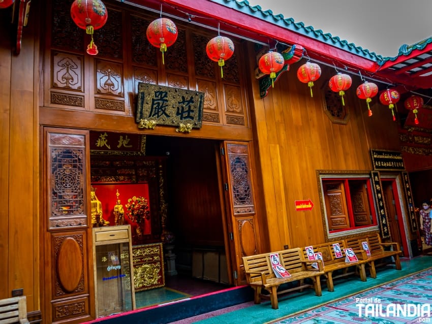 Templo de madera en Wat Kamalwat
