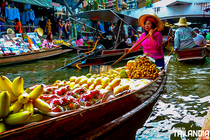 Vendiendo fruta en mercado flotante