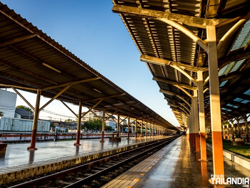 Vías de la estación de tren en Chiang Mai