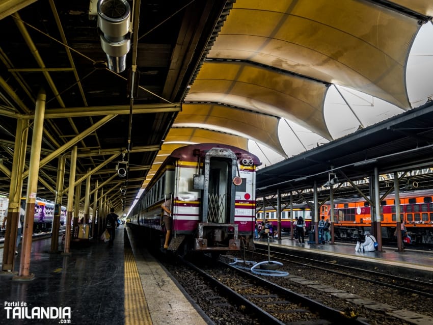 Vías de la estación de tren en Hua Lamphong