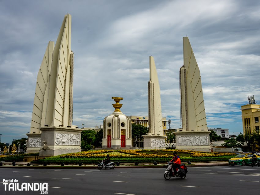 Visitando el monumento a la democracia de Bangkok