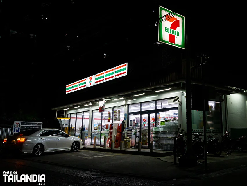 7 Eleven de noche en Tailandia