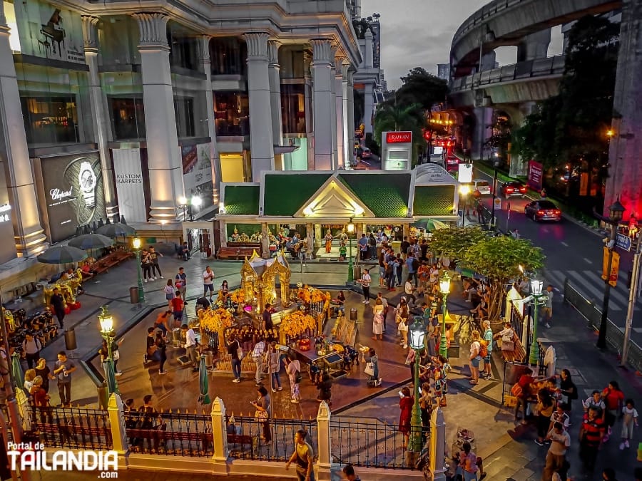 Anochece en el santuario de Erawan