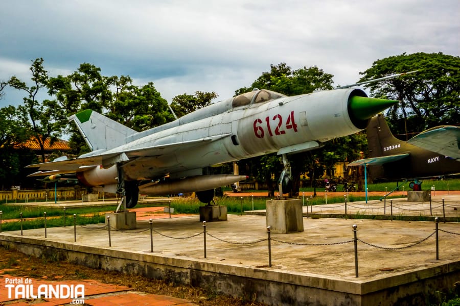 Avión de combate en Hué centro de Vietnam