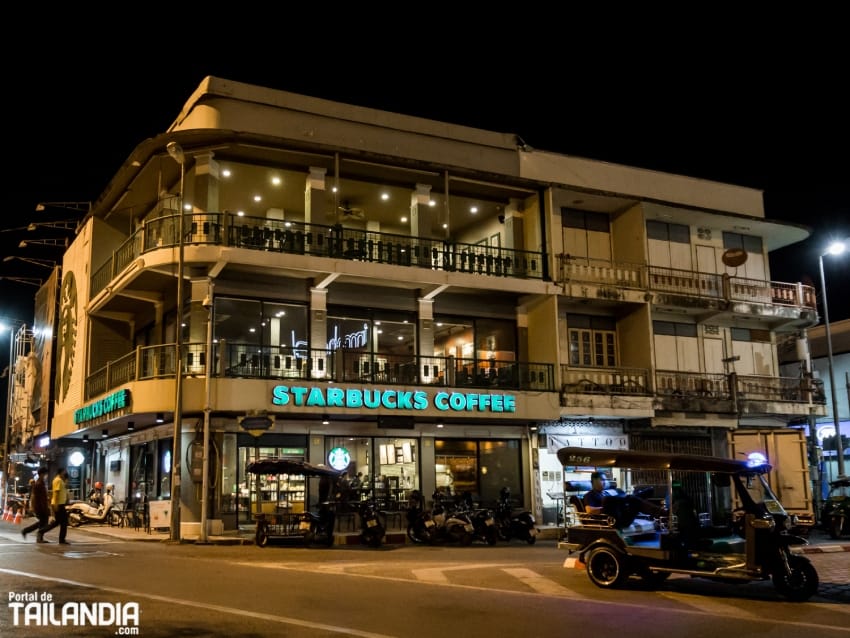 Cafetería en la puerta de Tha Phae de Chiang Mai