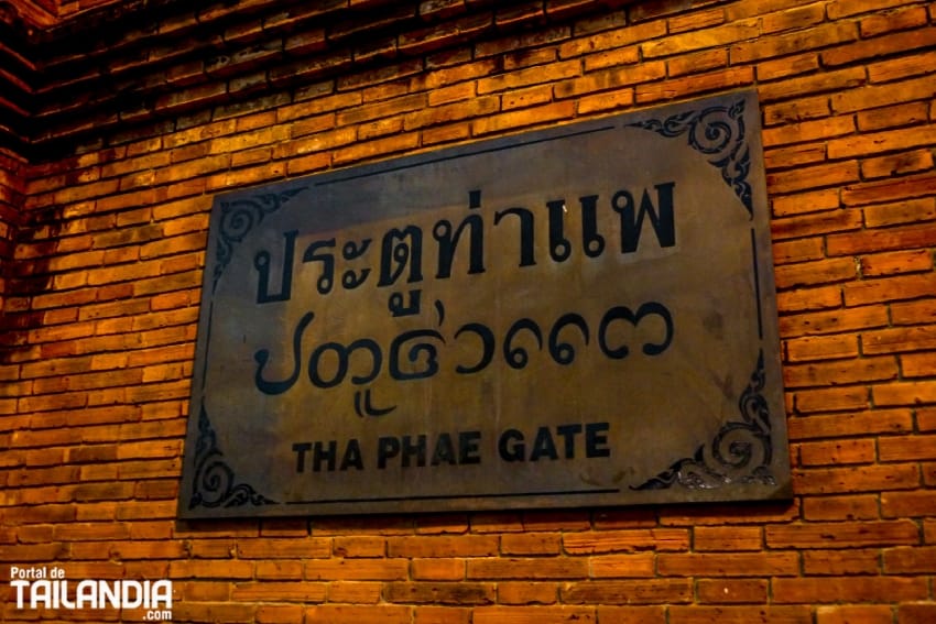 Cartel de Tha Phae Gate en Chiang Mai