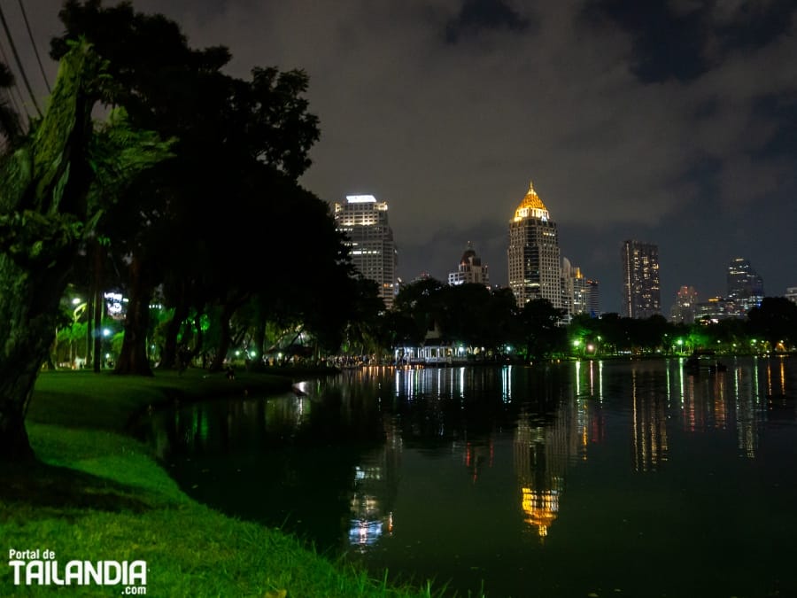 Parque Lumphini de noche en Bangkok