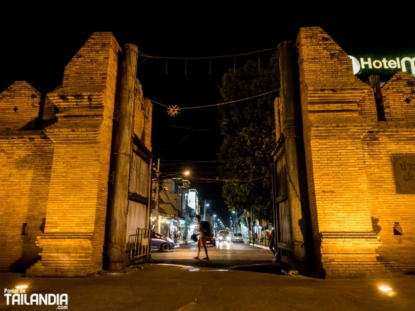 Puerta de Tha Phae muralla de Chiang Mai