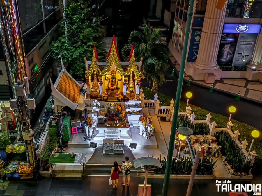 Recorriendo la calle de Sukhumvit en Bangkok